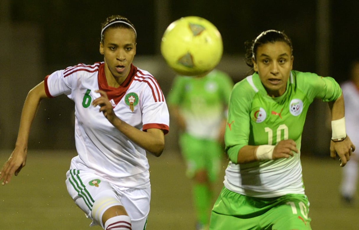 La sélection féminine marocaine affrontant l’équipe algérienne de football lors de la CAN 2014. © FADEL SENNA / AFP