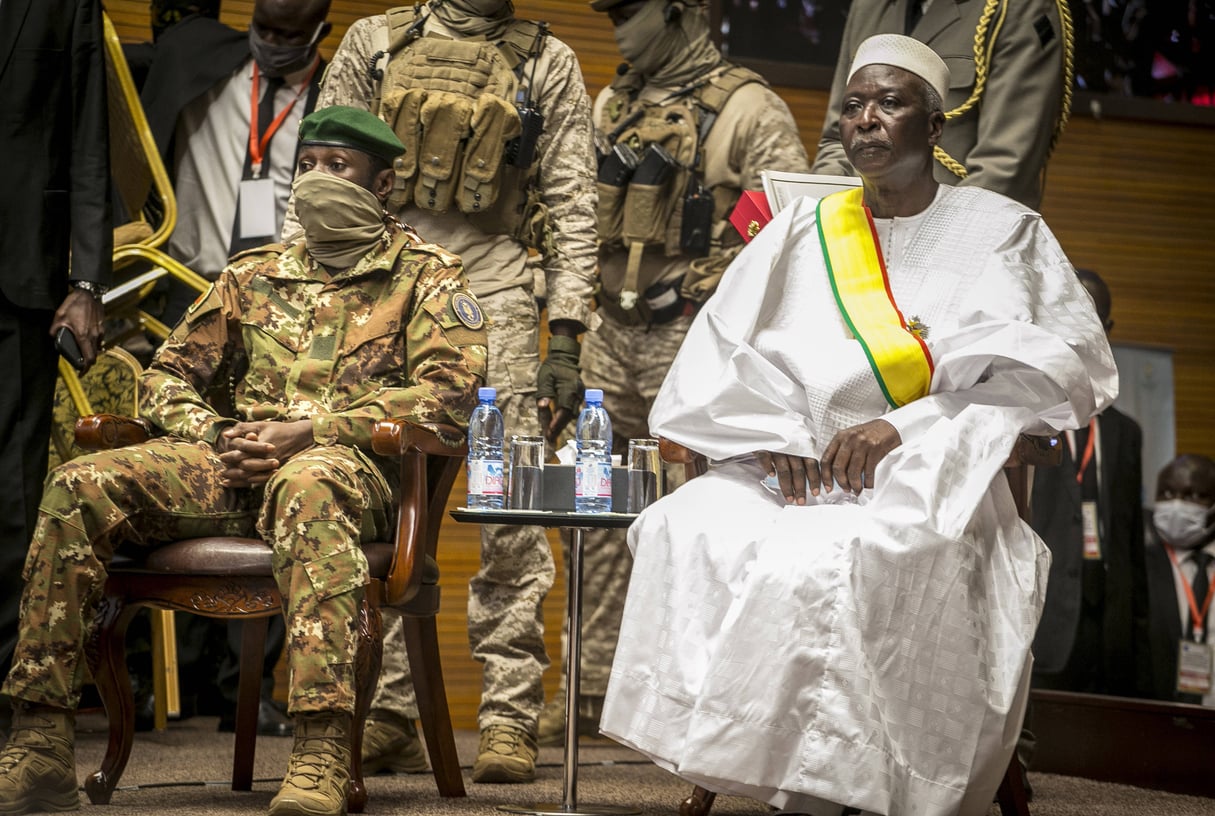 Le président de la transition Bah N'Daw, et le vice-président, le colonel Assimi Goïta, lors de la prestation de serment, le 25 septembre 2020 à Bamako. &copy; /AP/SIPA