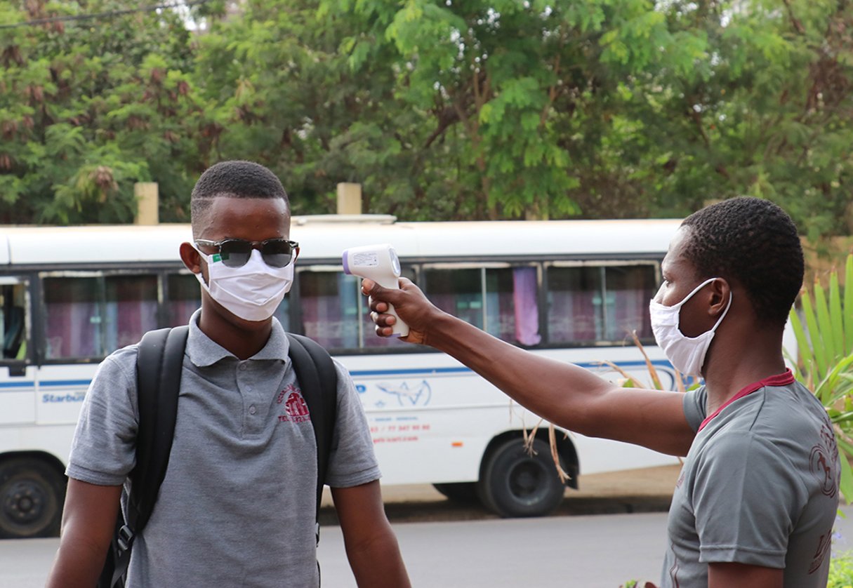 Contrôle de la température à l’entrée du lycée Lamine Gueye, à Dakar, le 25 juin 2020 © Alaattin Dogru/Anadolu Agency/AFP
