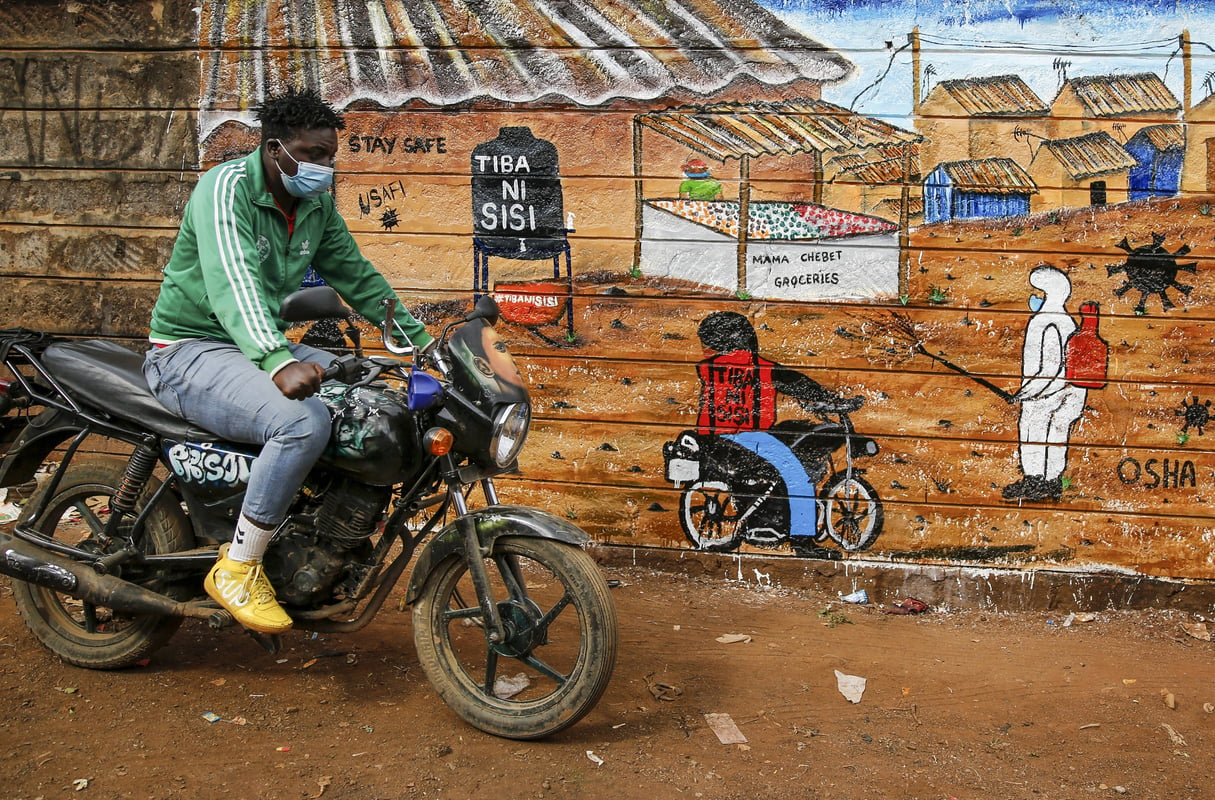 Peinture murale d’information sur le Covdi-19 dans les rues de Nairobi, en juillet 2020. © Brian Inganga/AP/SIPA