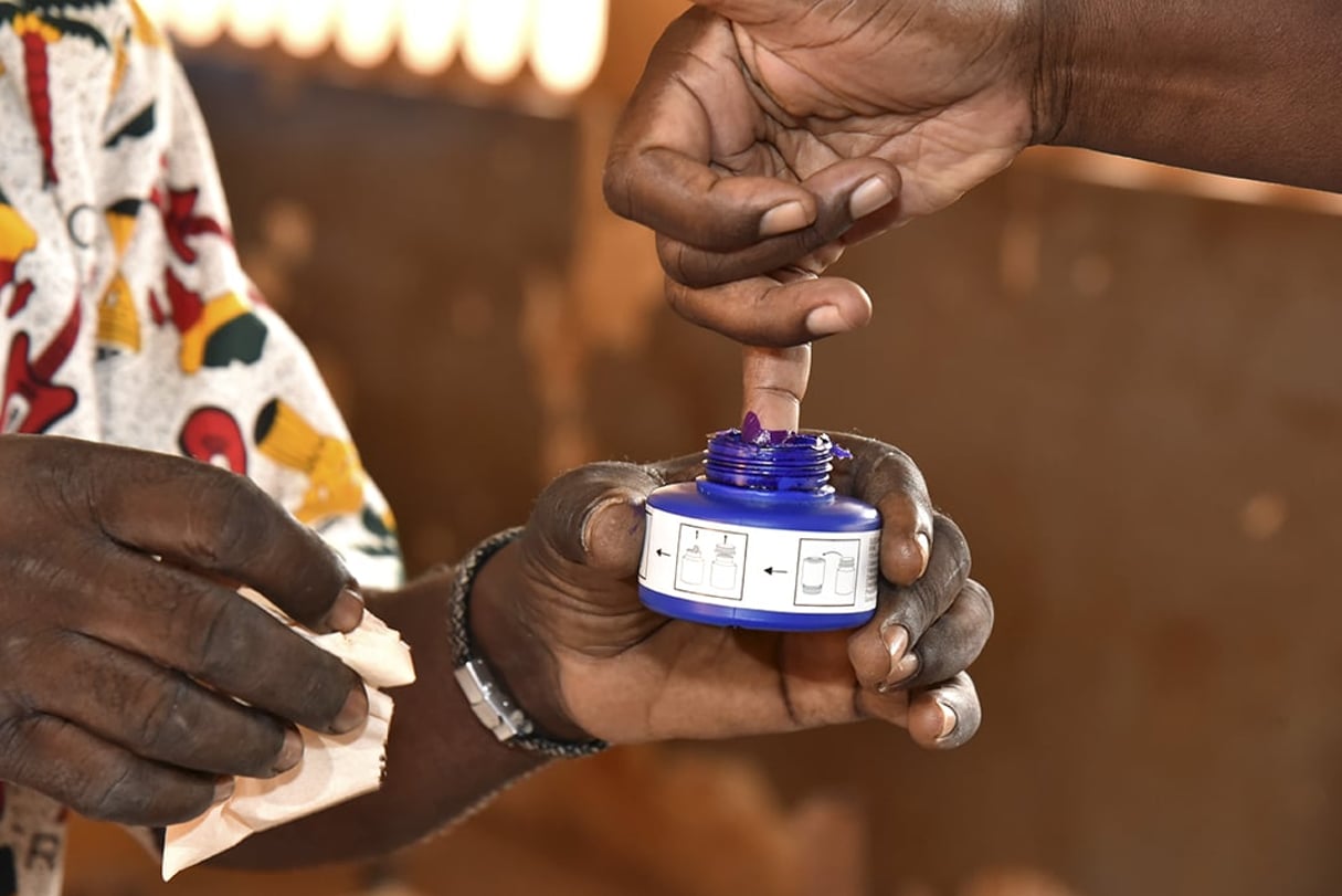 Un électeur camerounais s’encre le doigt dans un bureau de vote à Yaoundé, le 9 février 2020. (200210) — YAOUNDE, Feb. 10, 2020 (Xinhua) — A voter get his finger inked at a polling station in Yaounde, Cameroon, Feb. 9, 2020. Polling at Cameroon legislative and municipal elections ended at 6 p.m. local time (1700 GMT) on Sunday, with authorities expressing satisfaction with the conduct of the polls, despite threats from armed separatists in the country’s restive English-speaking regions. 
© Jean Pierre Kepseu/Xinhua/REA