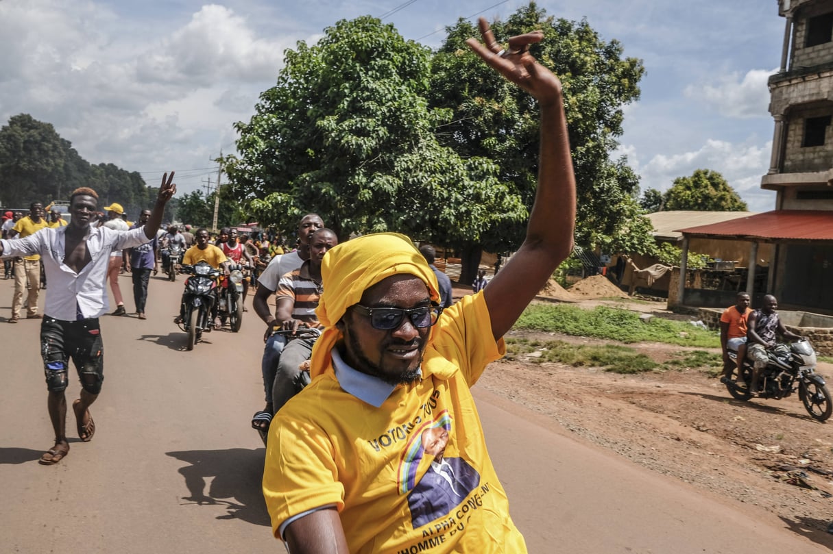 Des partisans d’Alpha Condé, le dimanche 11 octobre 2020, bloque l’accès de Kankan, fief du président sortant, à la caravane de campagne de Cellou Dalein Diallo. © Sadak Souici/AP/SIPA