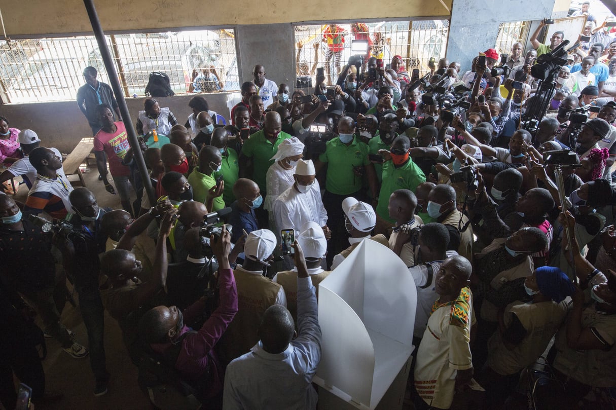 L'opposant Cellou Dalein Diallo vote à Conakry, le 18 octobre 2020. &copy; Sadak Souici/AP/Sipa