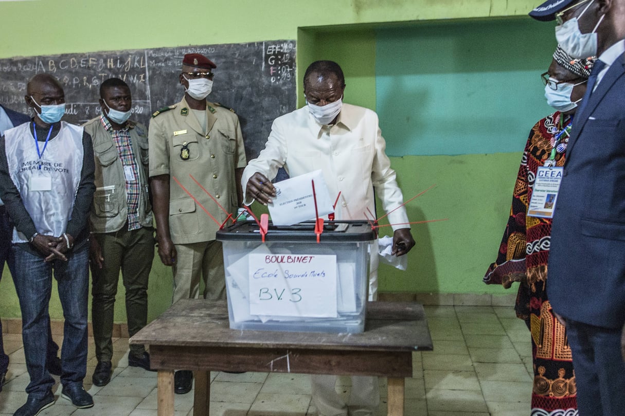 Le président sortant, Alpha Condé, vote à Conakry, le 18 octobre 2020. &copy; Sadak Souici/AP/Sipa