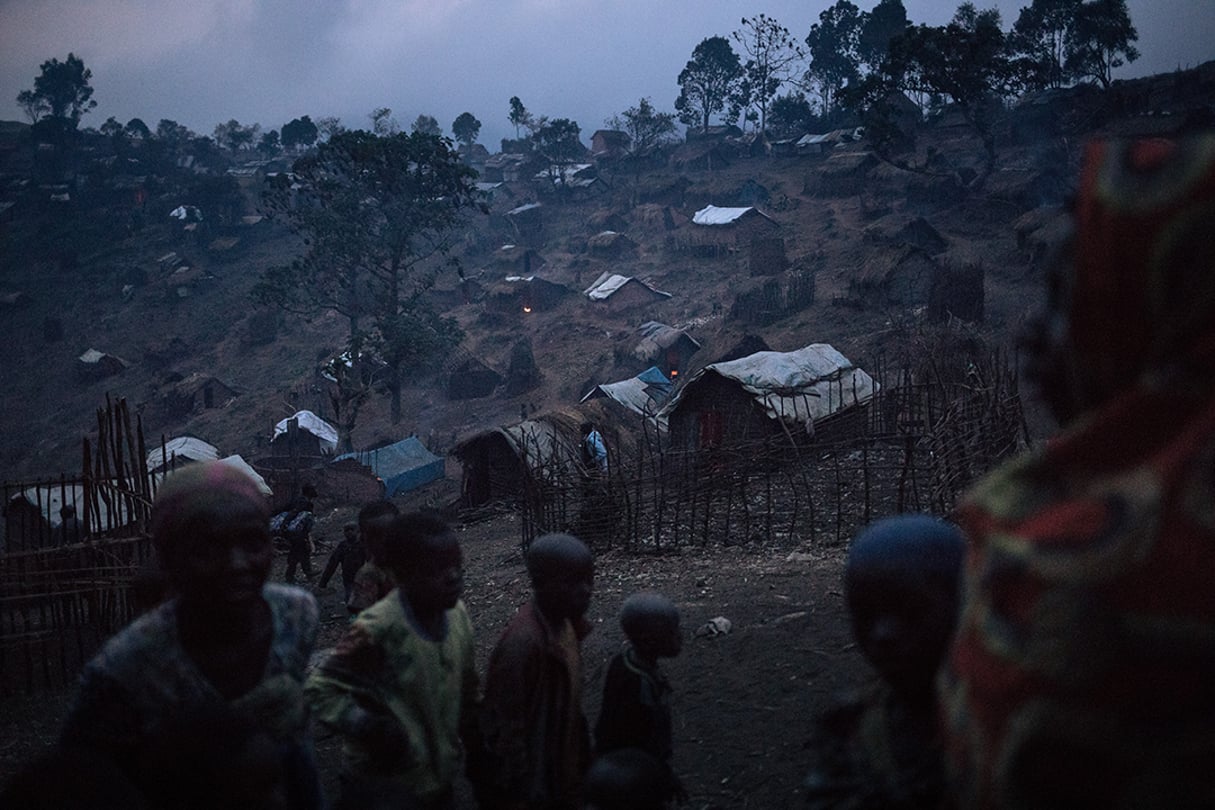 Des personnes déplacées de la communauté bafuliru se tiennent au milieu des abris de fortune du camp de Bijombo, dans la province du Sud-Kivu (Est de la RDC), le 8 octobre 2020. © ALEXIS HUGUET/AFP