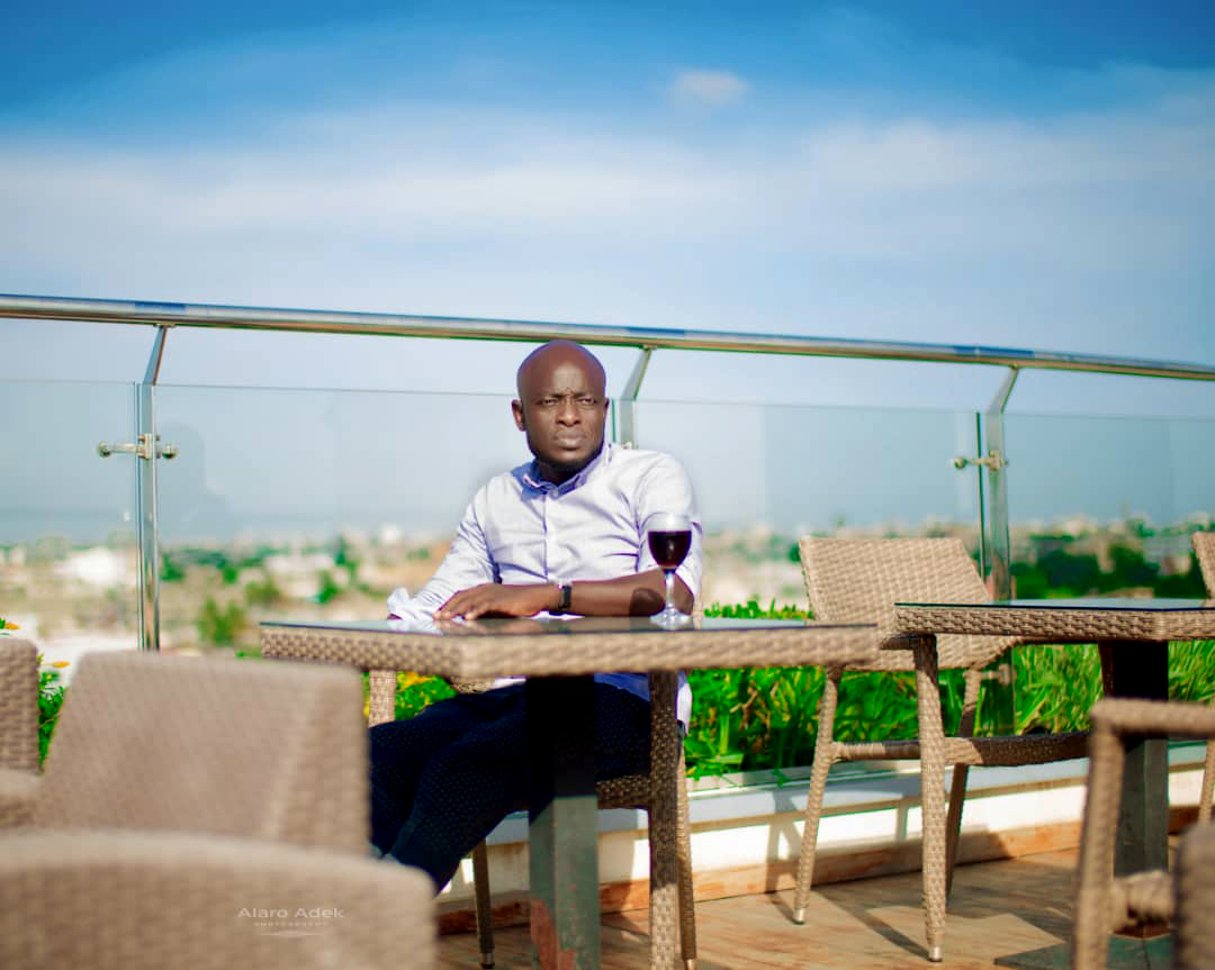 Francis Tchiakpè sur le roof top à 360° du Home Residence, un bar en plein cœur de la ville de Cotonou, en octobre. © Fiacre Vidjingninou pour JA