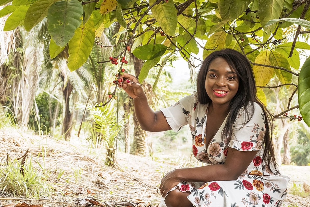 Tisya Mukuna dans sa plantation, dans les hauteurs de Mont-Ngafula, à Kinshasa. © Arsene Mpiana pour JA