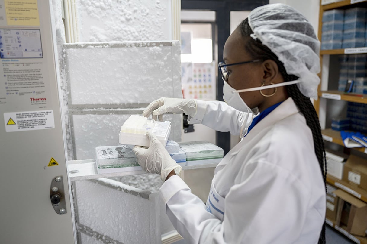 À l’Institut de recherche en santé, de surveillance épidémiologique et de formation (Iressef) de Dakar, le 8 avril 2020. © Sylvain Cherkaoui/Sipa