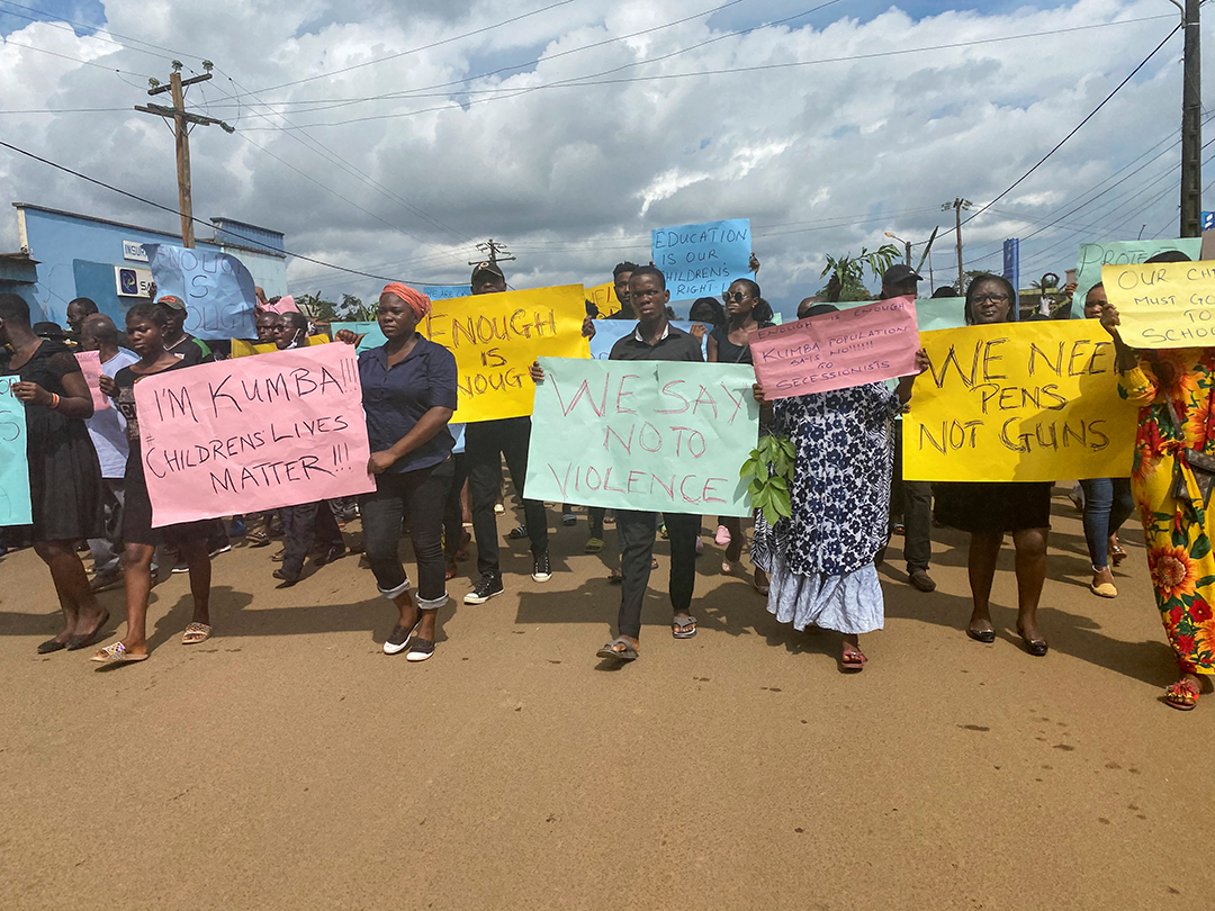 Une marche d’élèves, de professeurs et de parents d’élèves après le massacre de Kumba, dans le Sud-Ouest du Cameroun, le 24 octobre 2020. © Josiane Kouagheu/REUTERS