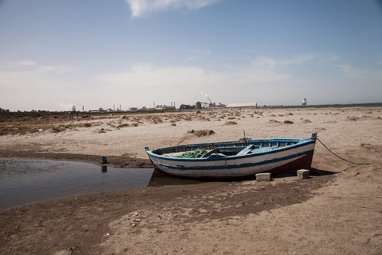 Une embarcation abandonnée d’un pêcheur sur la plage de Gabès, le 3 juin 2016. © Augustin LE GALL/HAYTHAM-REA