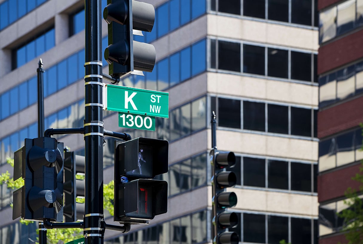 K-Street, dans le nord-ouest de Washington, où sont situés de nombreux think-thanks. © J. Scott Applewhite/AP/SIPA