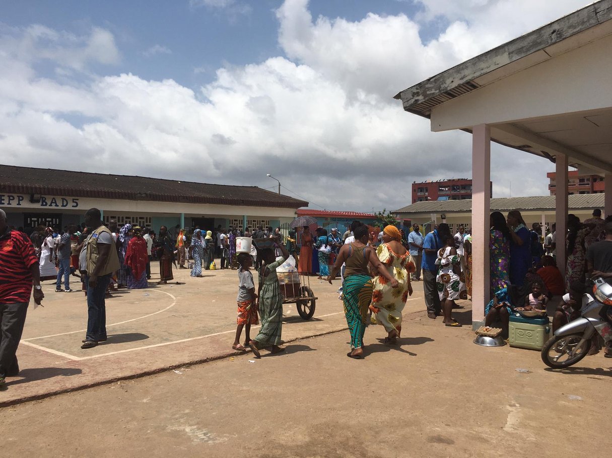 Lors de l'élection présidentielle ivoirienne, le 31 octobre 2020, à l’école Mondon, plus important centre de vote de Koumassi, à Abidjan. &copy; Florence Richard pour JA