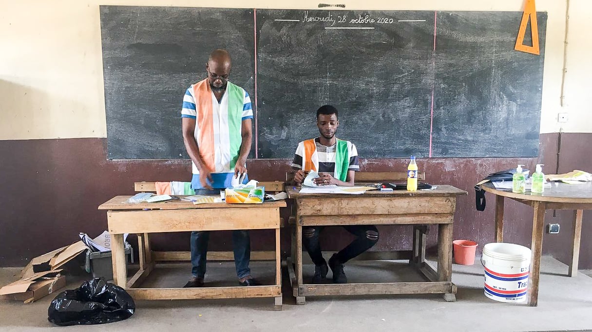 Dans le bureau de vote de l'école Selmek, à Port-Bouët, samedi 31 octobre 2020. &copy; Florence Richard Pour JA