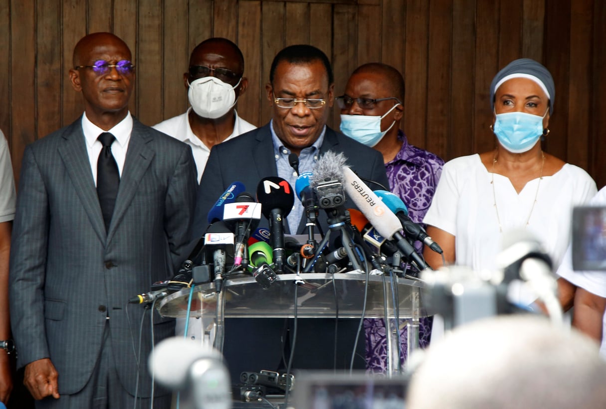 Pascal Affi N’Guessan, président du FPI, lors d’une conférence de presse le 1er novembre au domicile d’Henri Konan Bédié à Abidjan. © REUTER/Luc Gnago