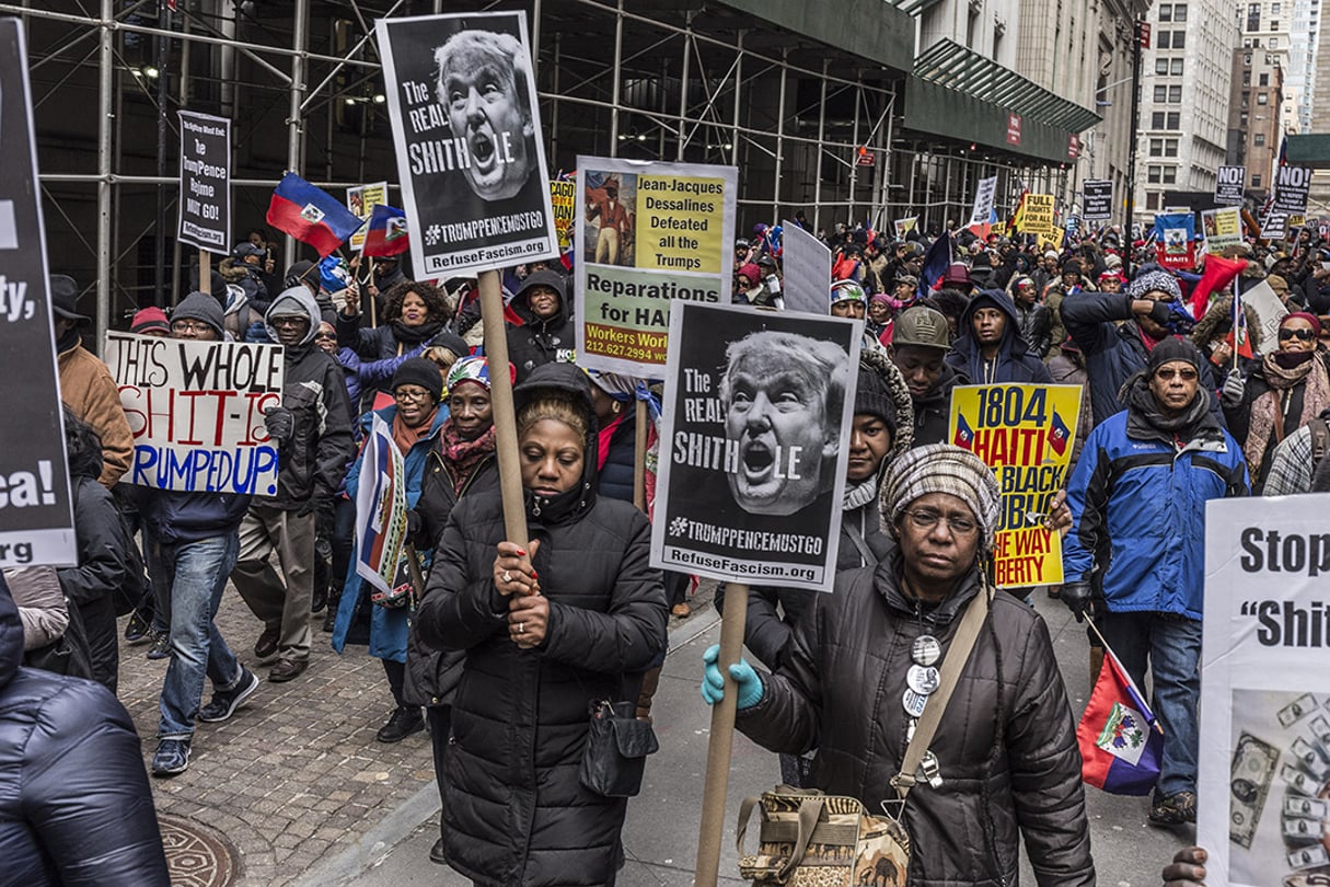 Manifestation, le 19 janvier 2018 à New York, en réponse au président Donald Trump, qui avait qualifié Haïti, le Salvador et certains pays d’Afrique de « pays de merde ». © Pascal Sonnet / Hans Lucas / AFP