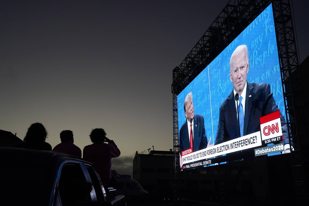 Projection publique du débat entre Donald Trump et Joe Biden, le 22 octobre 2020. © Jeff Chiu/AP/SIPA