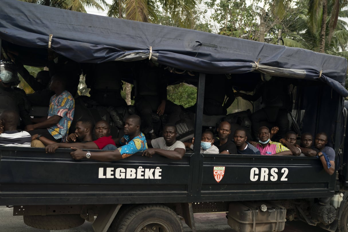 Des manifestants pro-Bédié arrêtés à Abidjan, le 3 novembre 2019, en marge des affrontements post-électoraux. © Leo Correa/AP/SIPA