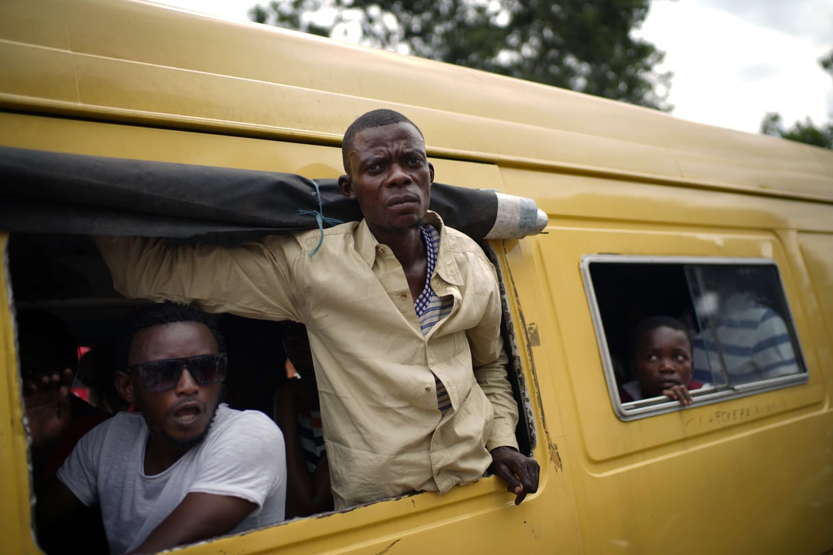 Passagers d’un minibus à Kinshasa, en décembre 2018, quelques jours avant la présidentielle. © Jerome Delay/AP/SIPA