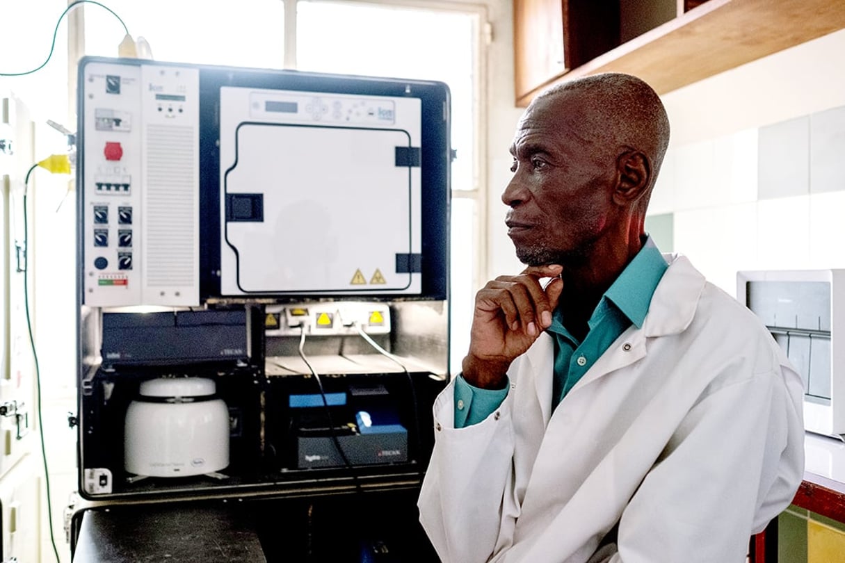 L’immunologiste Michel Balaka Ekwalanga, qui travaille sur un nouveau protocole de traitement du Covid-19 en RDC, à Kinshasa, en septembre 2020 © DR