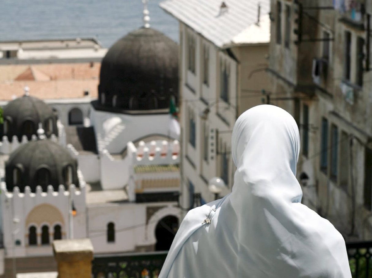 Une femme voilée dans les rues d’Alger (illustration). © Raphael DEMARET/REA