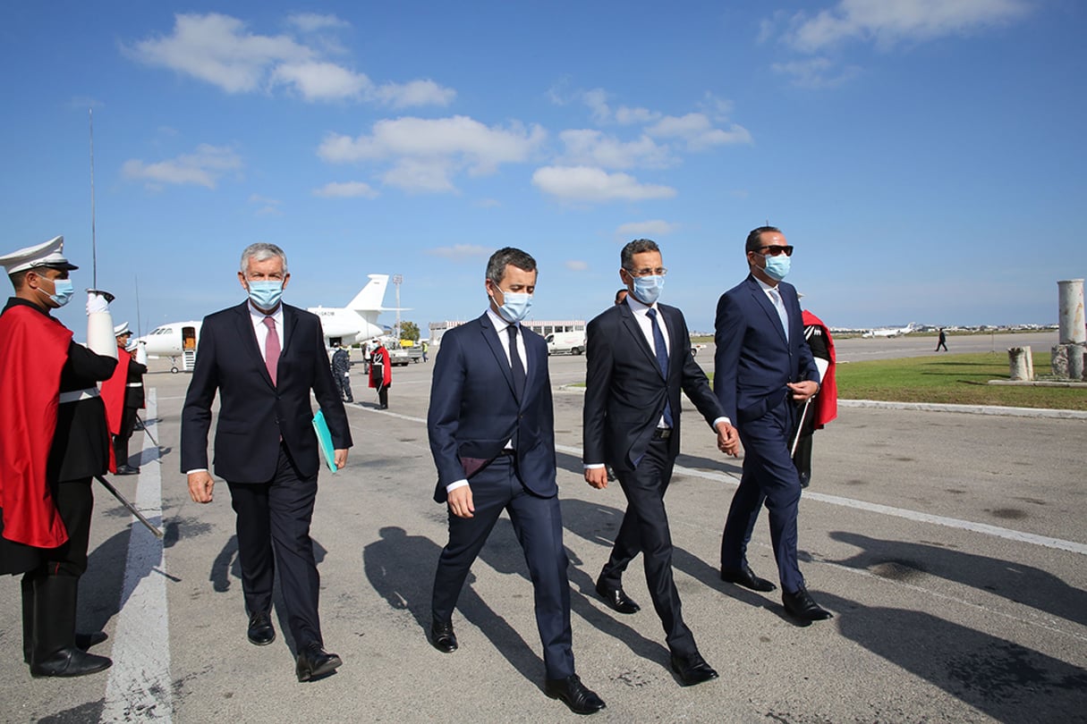 Le ministre de l’Intérieur français Gérald Darmanin et son homologue tunisien Taoufik Charfeddine à l’aéroport de Tunis-Carthage le 6 novembre 2020. © Mohamed Hammi/SIPA