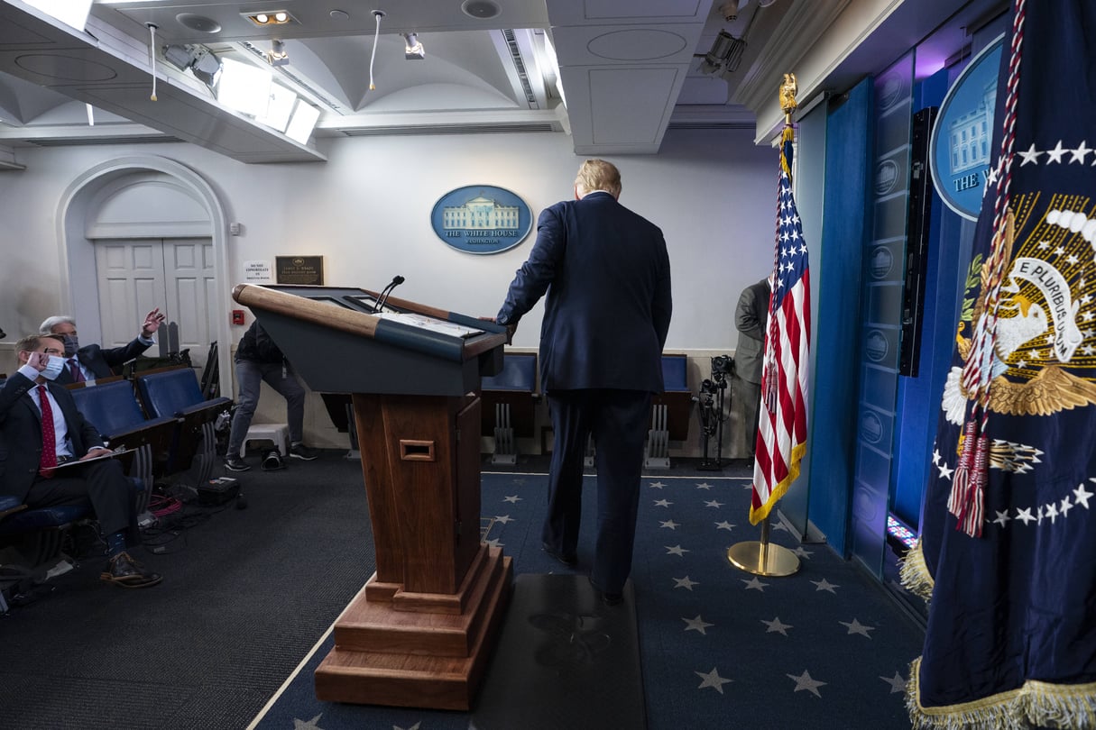 Donald Trump quitte une conférence de presse, le 5 novembre 2020, quelques heures avant l’annonce de sa défaite face à Joe Biden. © Evan Vucci/AP/SIPA