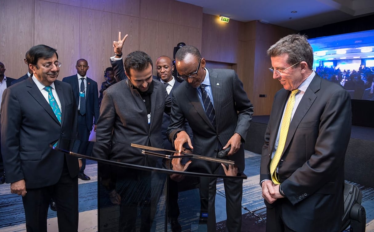 Le président rwandais, Paul Kagame, entouré des deux fondateurs d’Atlas Mara, Ashish Thakkar et Bob Diamond, en mai 2016 © Paul Kagame/FLICKR