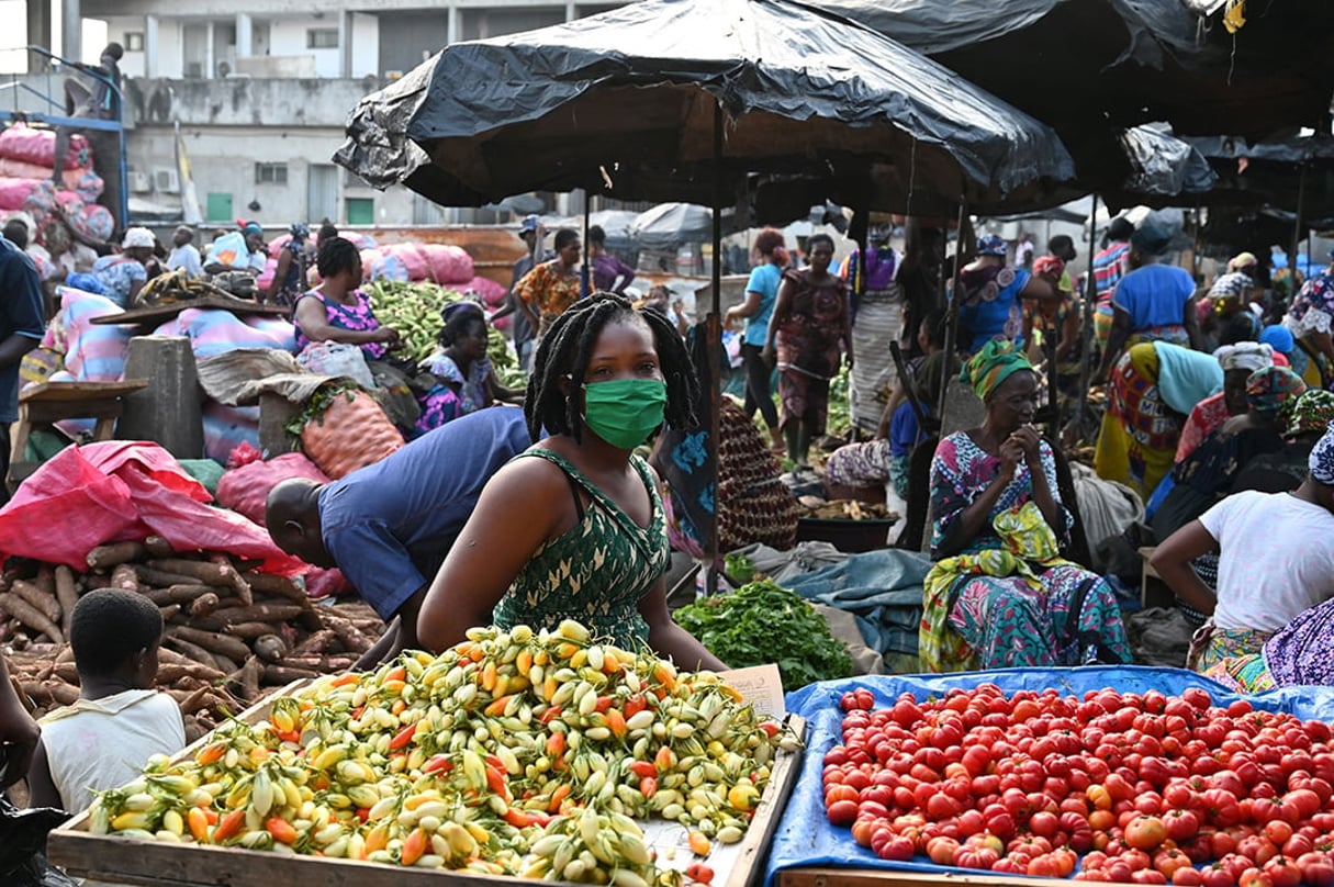 Occupant la majorité des emplois informels, les femmes sont particulièrement susceptibles de subir les bouleversements négatifs liés au Covid-19. Ici, un marché d’Abidjan © ISSOUF SANOGO / AFP
