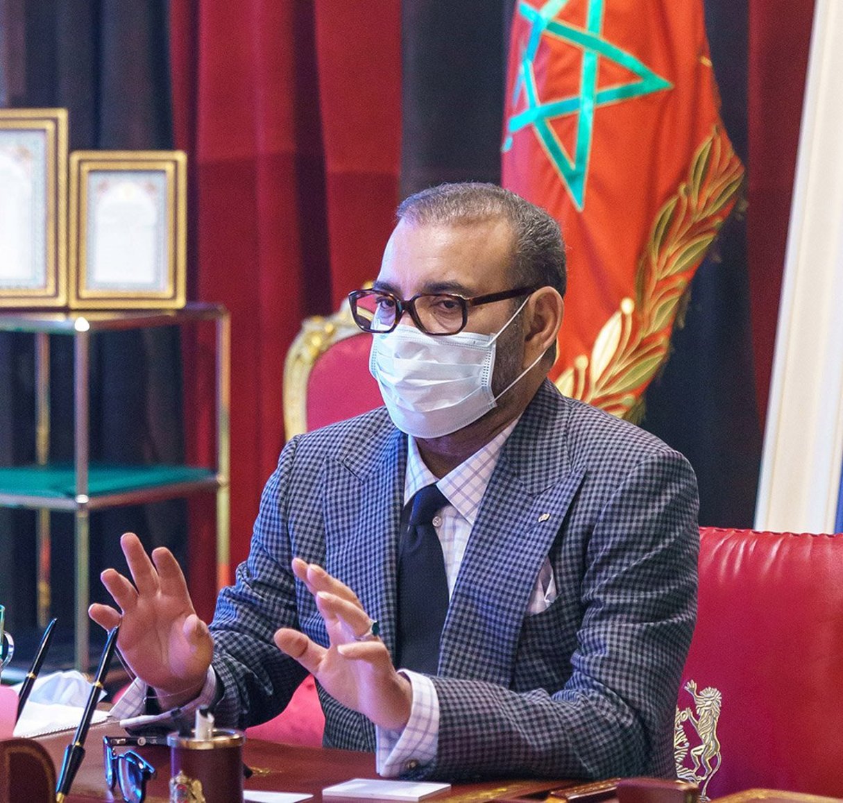 Le roi Mohammed VI préside une séance de travail consacrée à la stratégie anti-coronavirus au Palais royal de Rabat, le 9 novembre 2020. © AZZOUZ BOUKALLOUCH/MAP