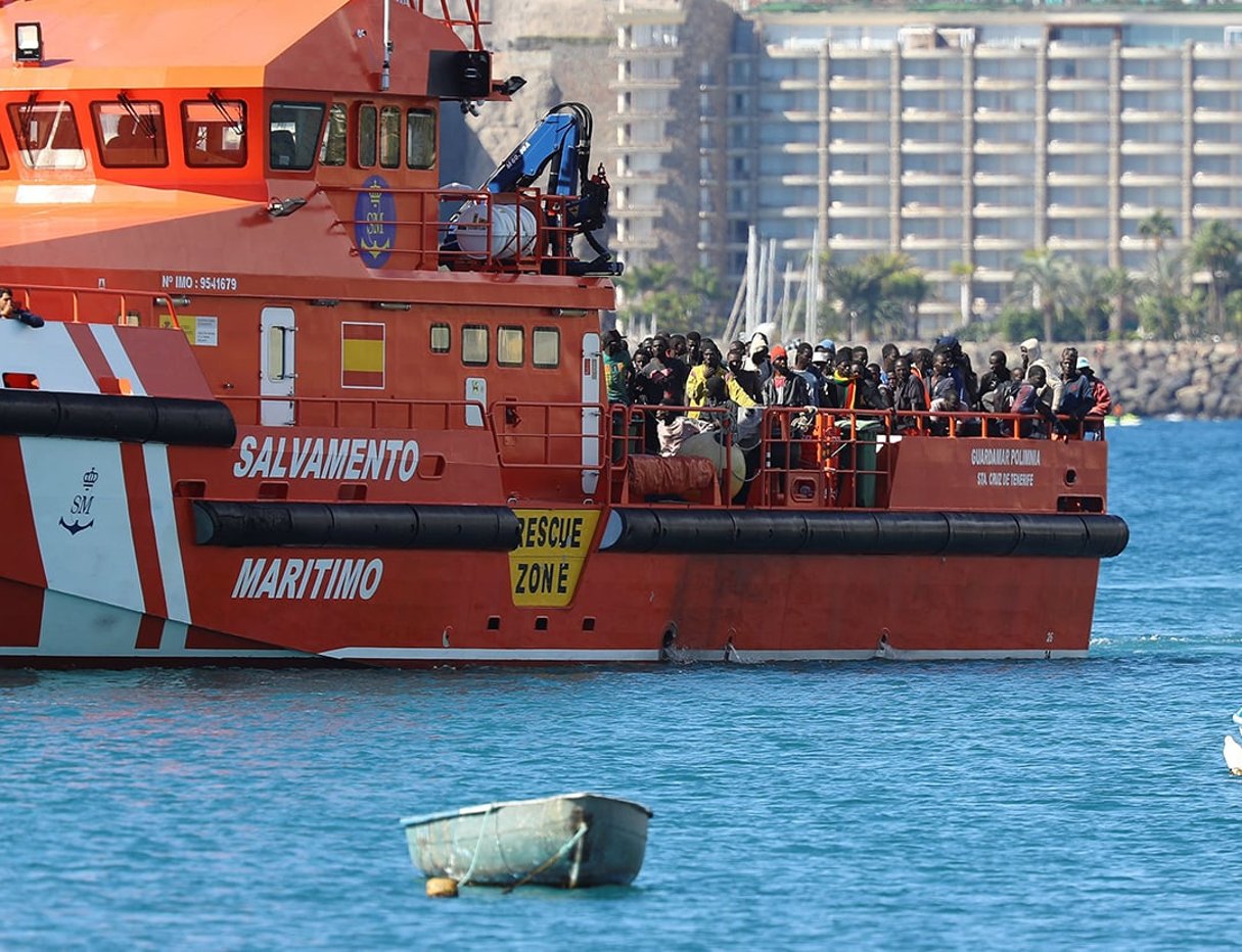 Des migrants arrivent au port d’Arguineguin, dans les îles Canaries, après avoir été secourus par l’Espagnol Salvamento Maritimo alors qu’ils contournaient l’île à bord de pirogues, le 7 novembre 2020. © ELVIRA URQUIJO A./EPA/MAXPPP