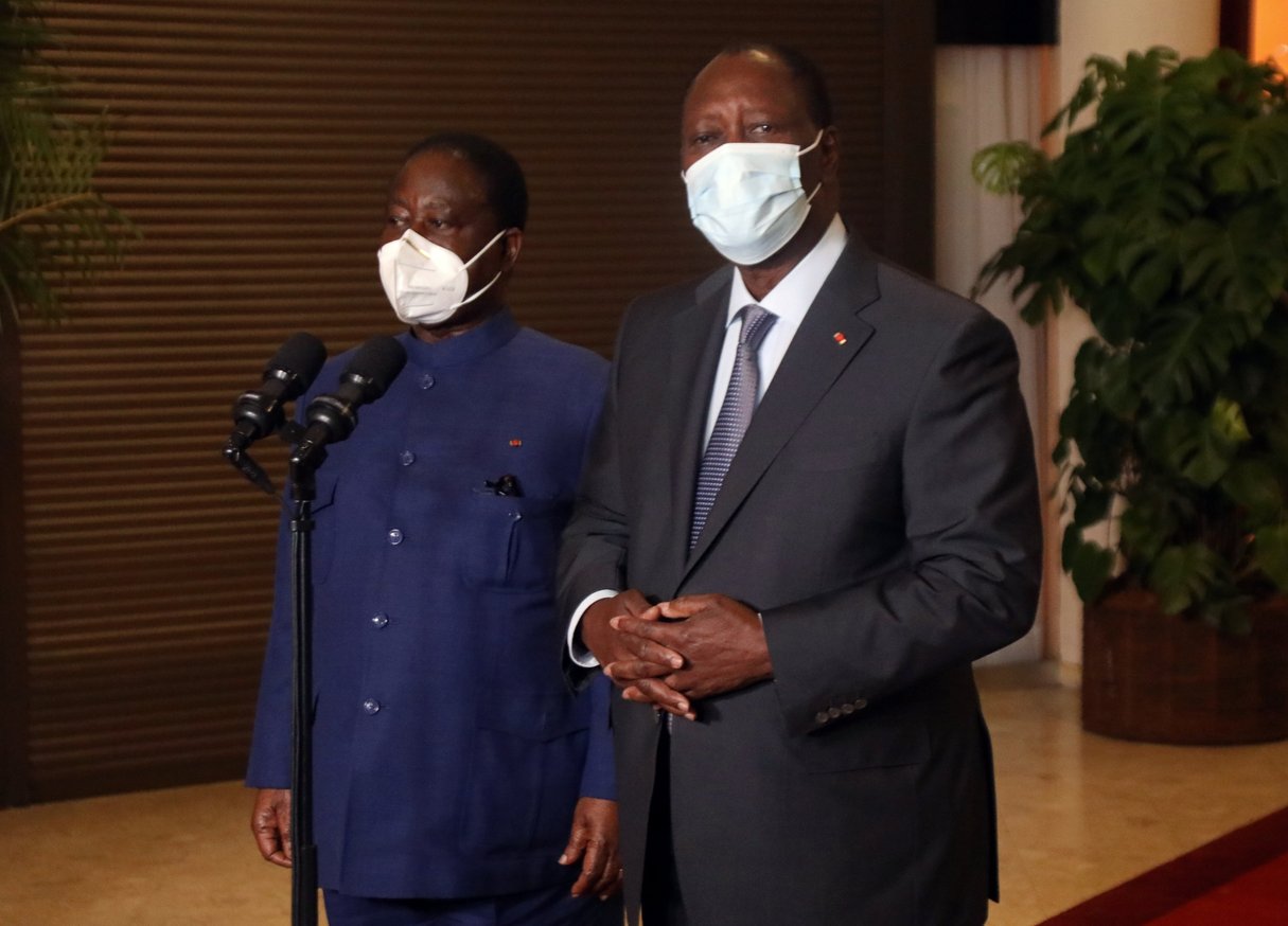 Alassane Ouattara et Henri Konan Bédié, à l’issue de leur rencontre du 11 novembre 2020 à l’hôtel du Golf. © REUTERS/Luc Gnago