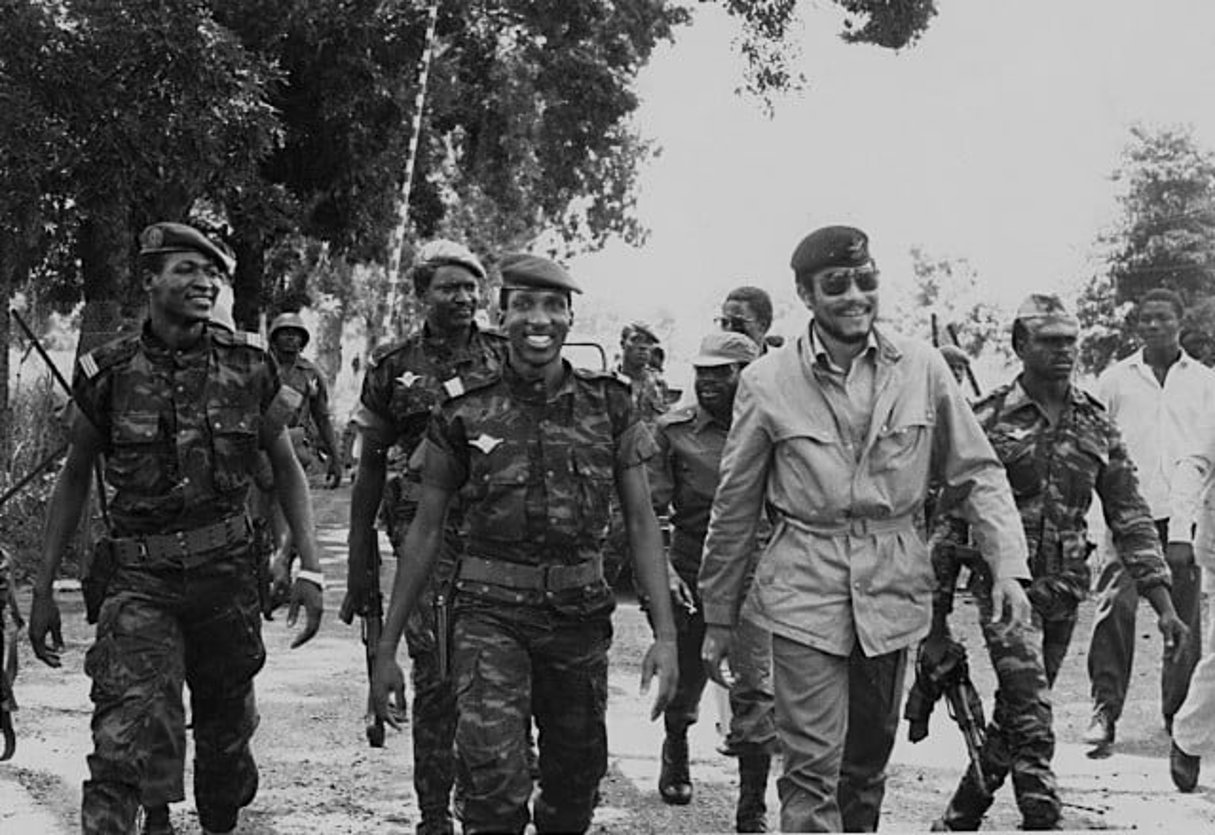 Jerry Rawlings, aux côtés de Thomas Sankara et de Blaise Compaoré (à gauche), en septembre 1983 lors d’une visite officielle du président ghanéen en Haute-Volta. © Archives Jeune Afrique