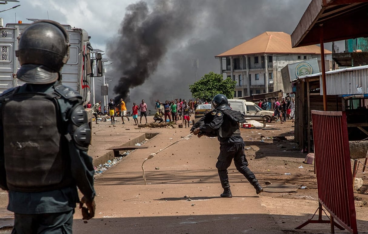 Heurts entre partisans de Cellou Dalein Diallo et policiers à Conakry, le 21 octobre 2020, au lendemain de la présidentielle. © Eddy Peters/Xinhua/MAX PPP