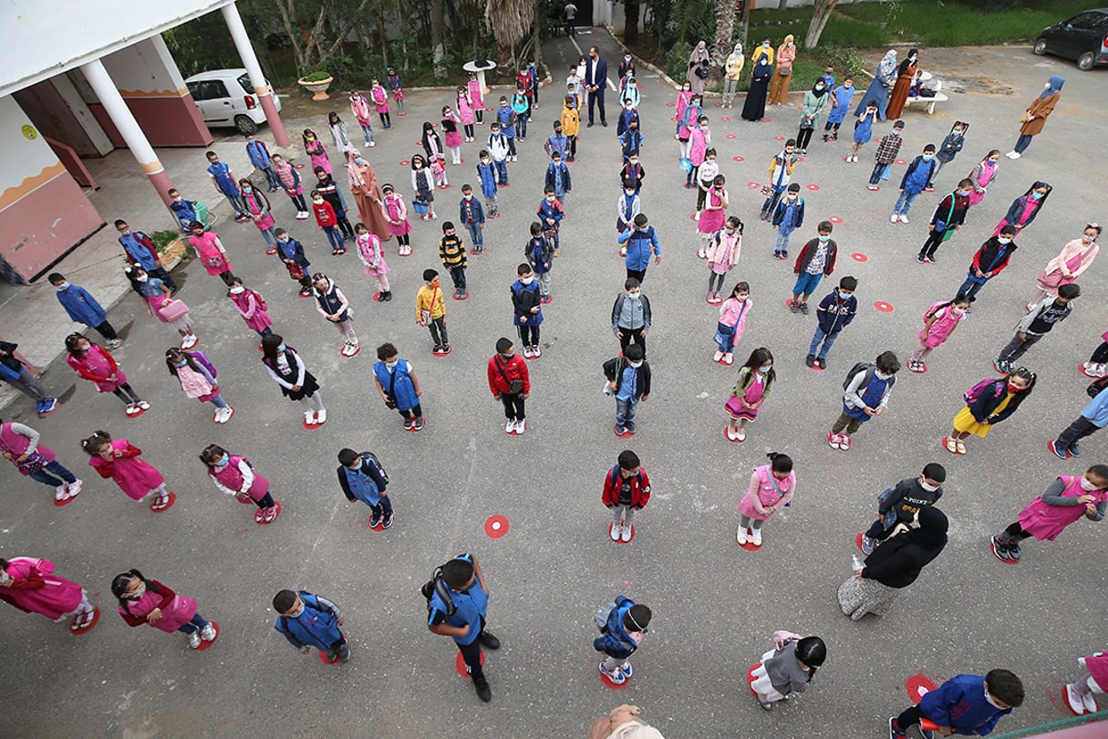 Des élèves algériens portent des masques et observent une distance physique alors qu’ils se rassemblent dans la cour de récréation d’une école primaire à Alger, le 21 octobre 2020. © CHINE NOUVELLE/SIPA