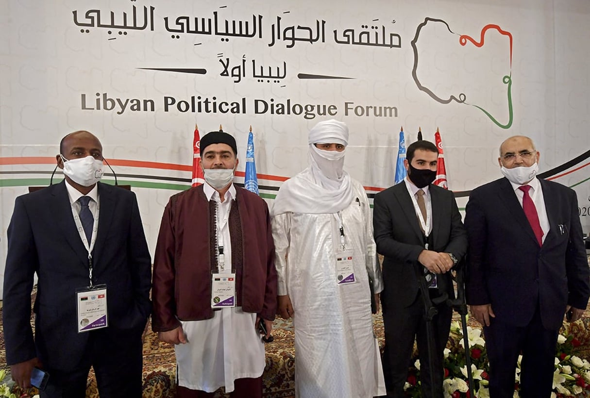 Des diplomates libyens assistent à l’ouverture du Forum politique libyen organisé dans la banlieue de Tunis, le 9 novembre 2020. © FETHI BELAID / AFP