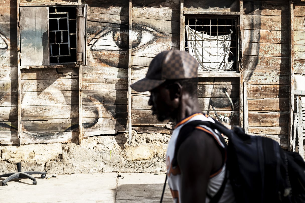 Des visites guidées font découvrir les Suvres de street art, comme ce visage réalisé par Sabotaje Al Montaje. &copy; Sylvain Cherkaoui pour JA