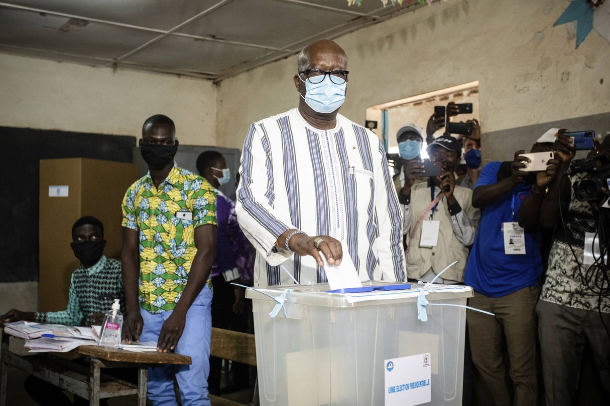 Le président-candidat Roch Marc Christian Kaboré vote lors de la présidentielle le 22 novembre 2020, au Burkina Faso. © AP-Sipa/Sophie Garcia