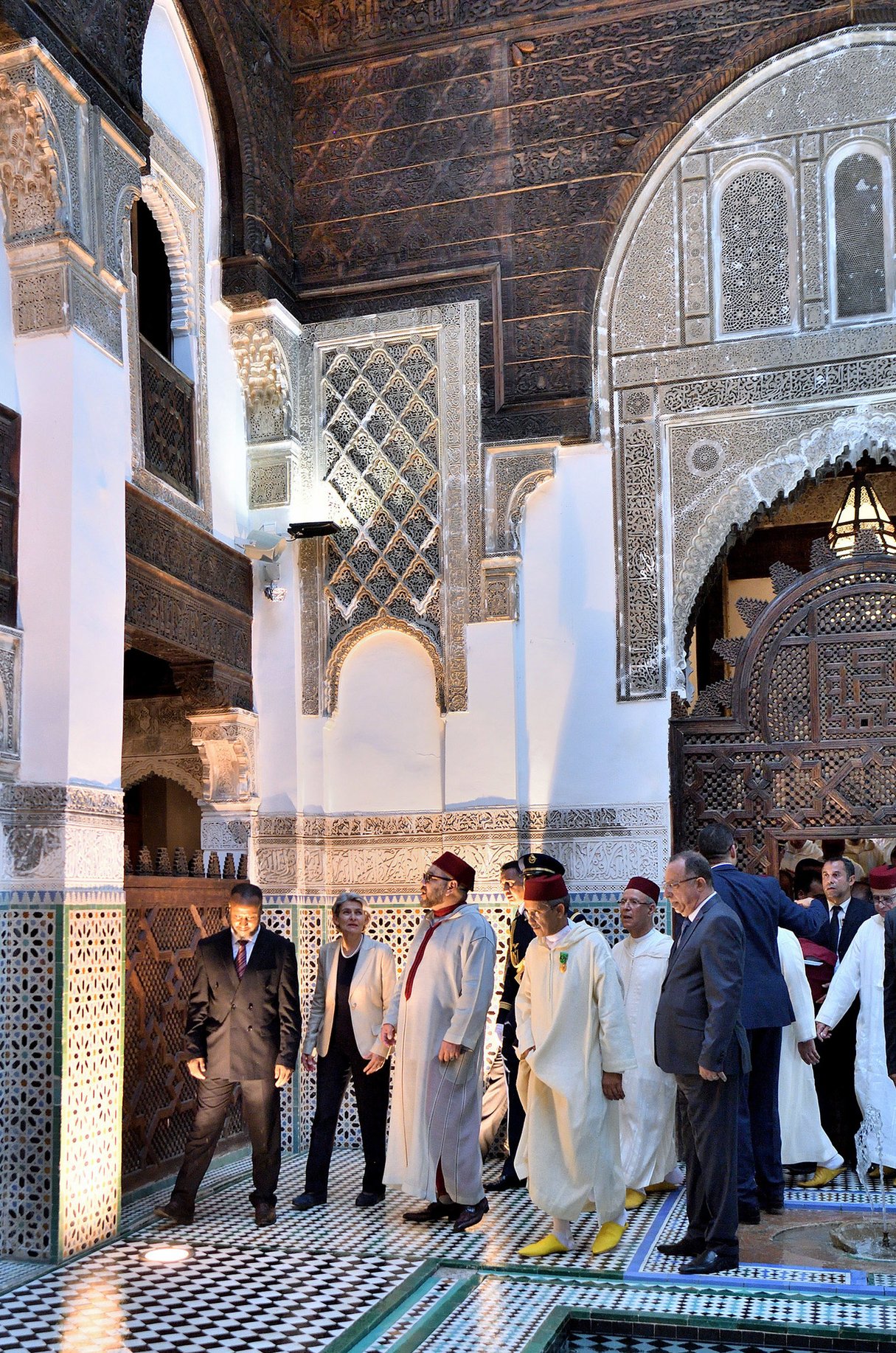 Le roi du Maroc Mohammed VI visitant une école coranique à Fès, le 23 mai 2017. &copy; MAP