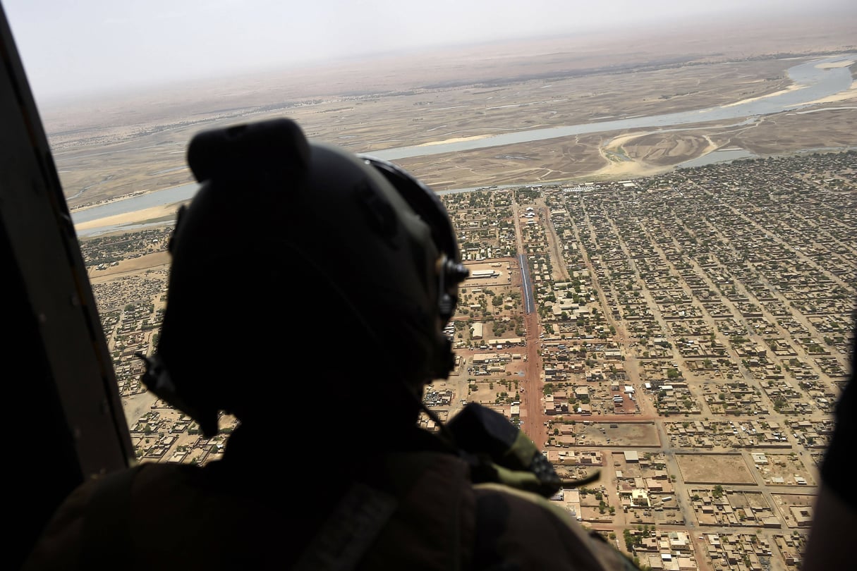 Vue depuis un hélicoptère français de l’opération Barkhane, en mai 2017 au dessus de Gao, dans le nord du Mali. © Christophe Petit Tesson/AP/SIPA