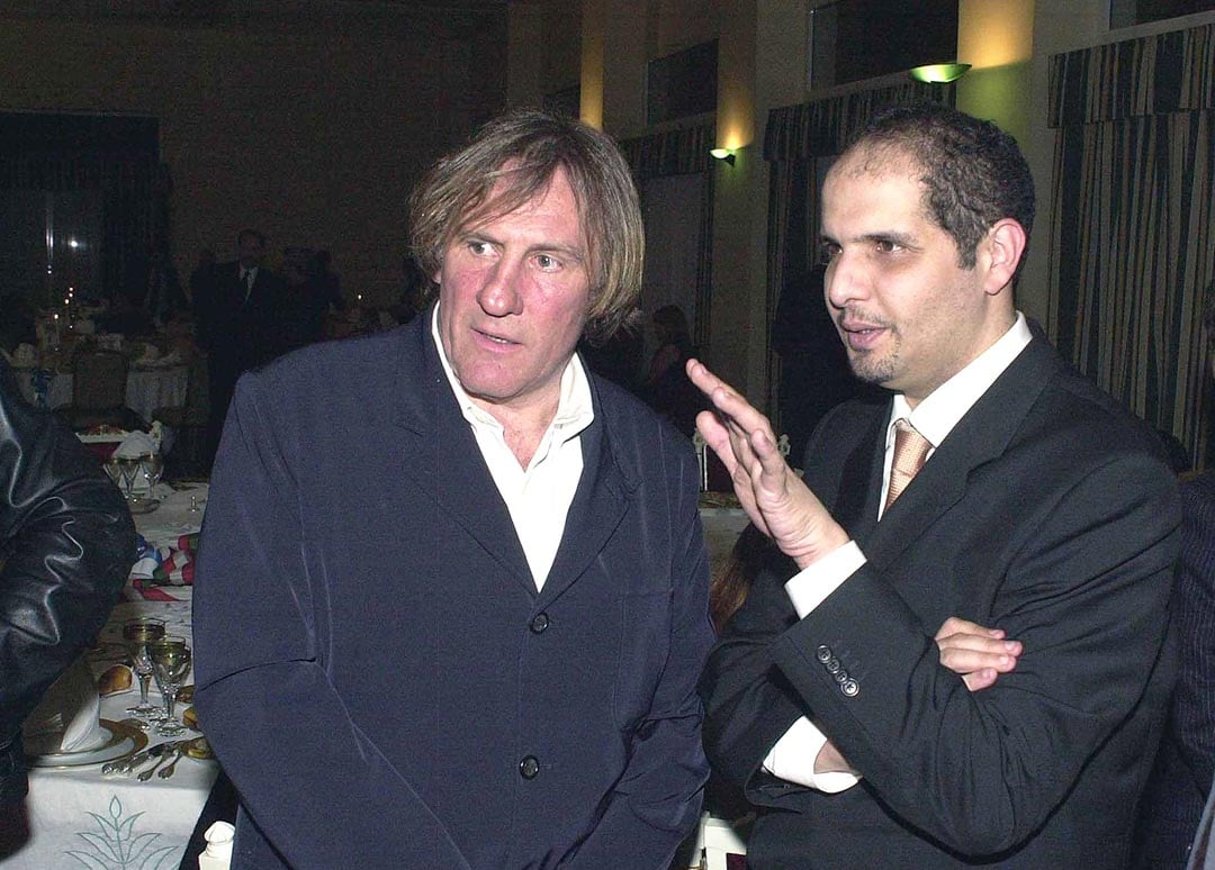 Avec l’acteur français Gérard Depardieu, lors d’un dîner de gala organisé à Alger le 28 février 2002. © NEW PRESS/SIPA