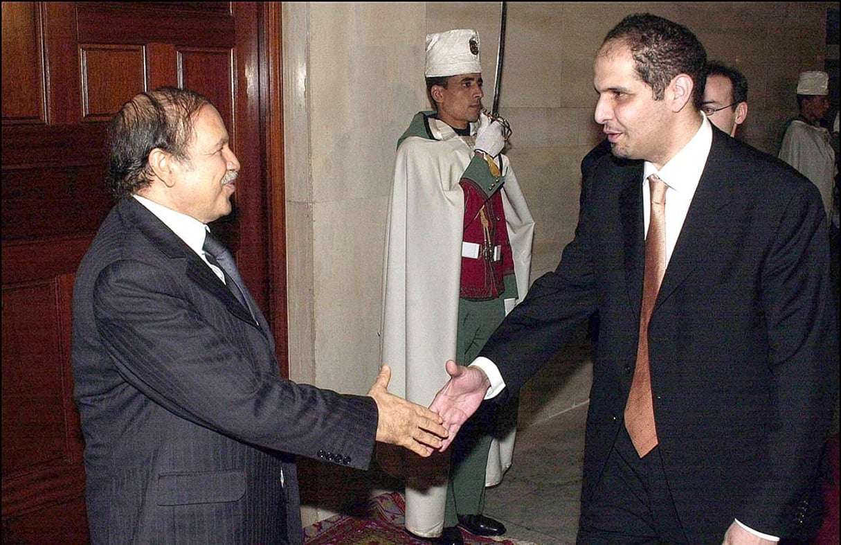 Le business Rafik Khalifa saluant le président algérien Abdelaziz Bouteflika. © NEW PRESS/SIPA