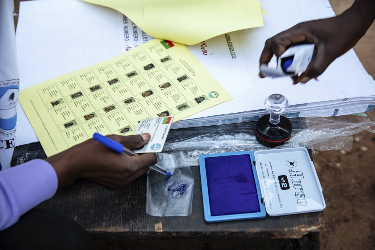 Dans un bureau de vote de Ouagadougou, lors de la présidentielle du 22 novembre 2020. © Sophie Garcia/AP/SIPA