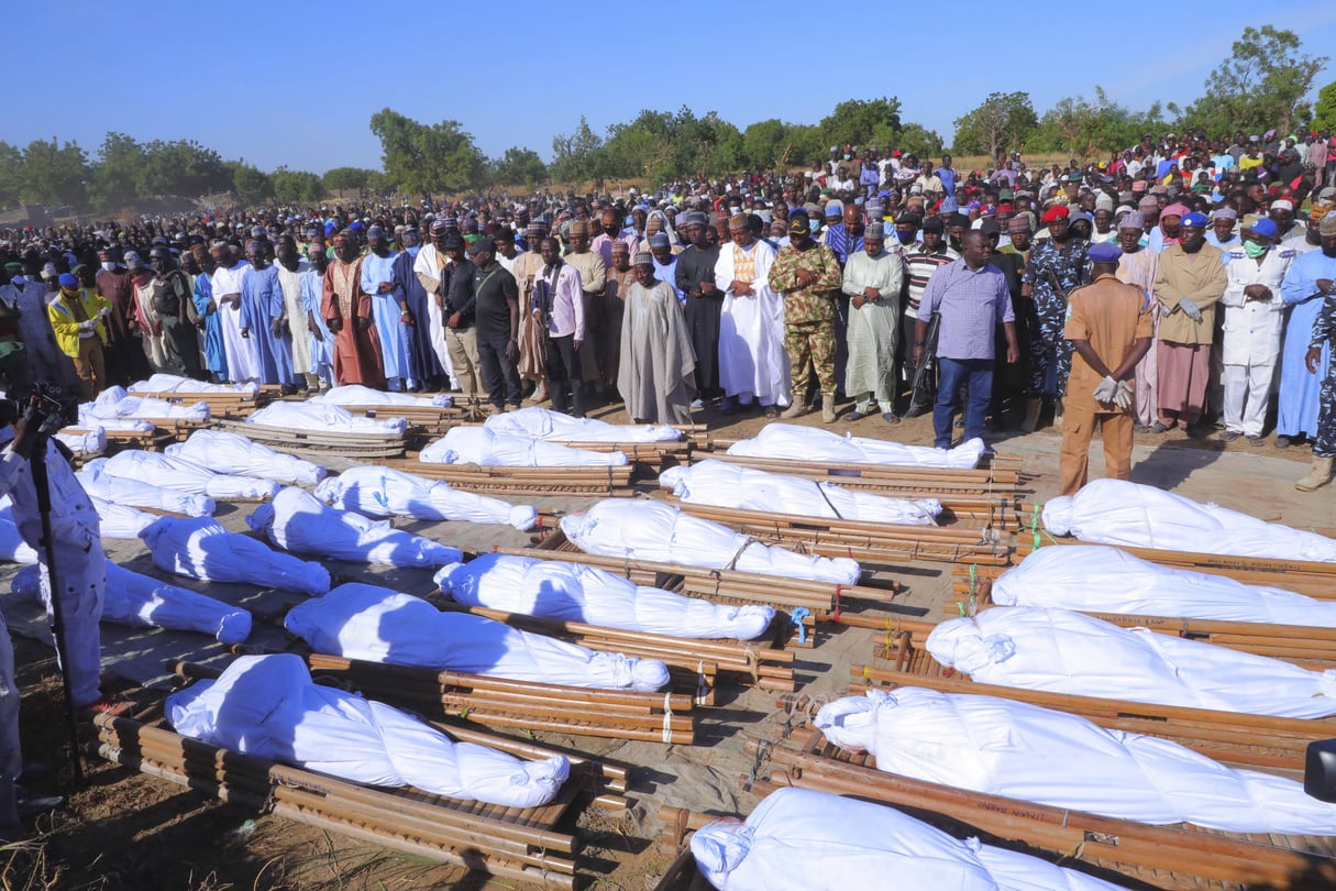 Les funérailles des personnes tuées dans une attaque à Zaabarmar, au Nigeria, le 29 novembre 2020. © Jossy Ola/AP/Sipa