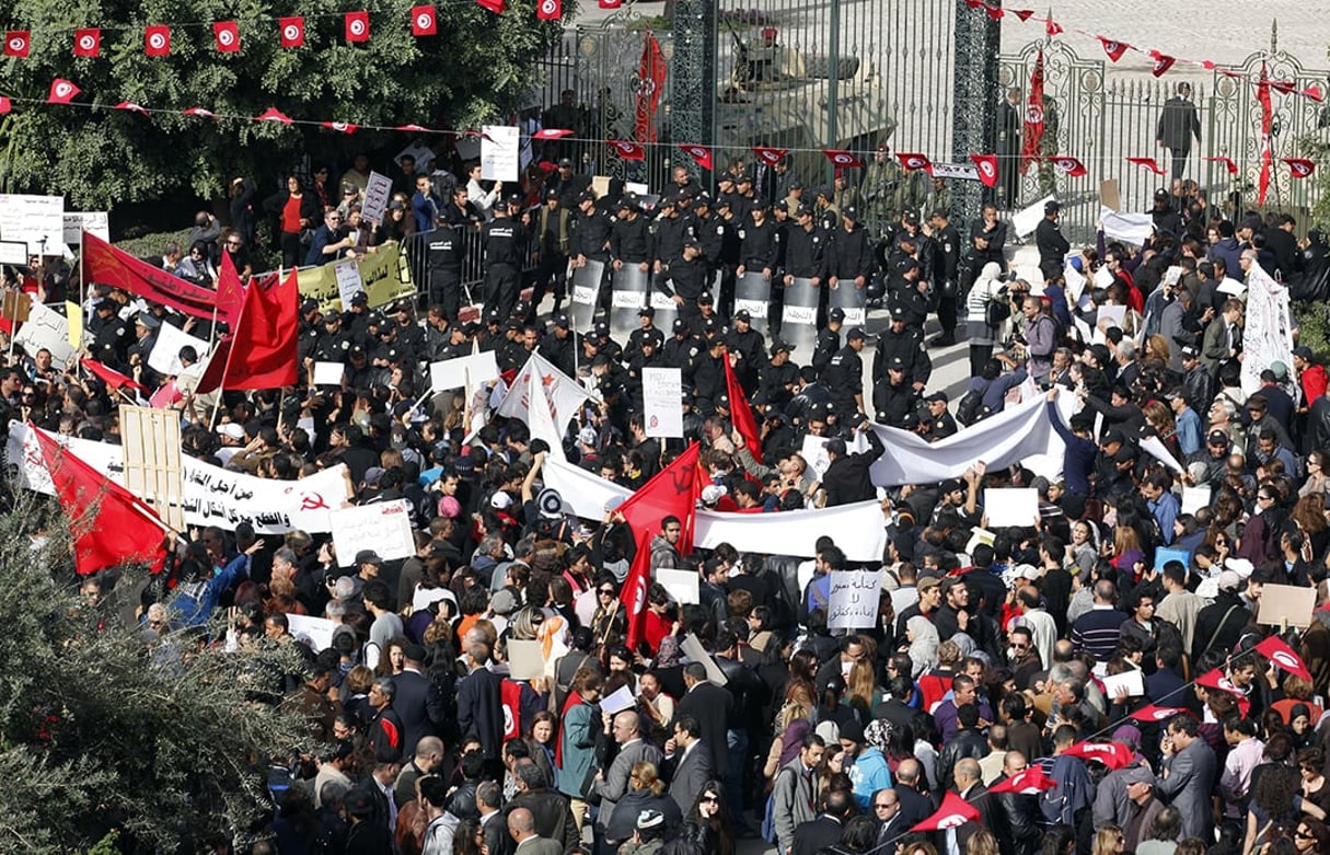 Manifestation, à Tunis, devant l’Assemblée constitutionnelle, le 22 novembre 2011. © Zoubeir Souissi/REUTERS