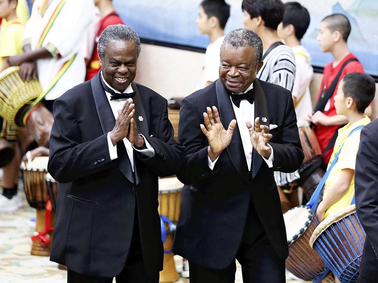 Bien qu’il soit critique sur l’impréparation de son pays face à la pandémie, le virologue congolais Jean-Jacques Muyembe (à dr.) a été nommé coordinateur de la riposte au Covid en RDC. © Pool for Yomiuri/AP/SIPA