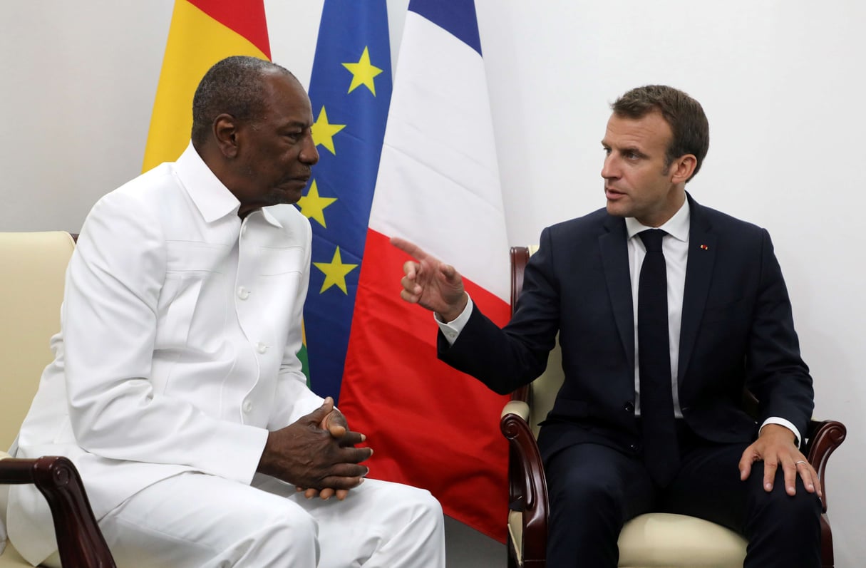 Le président guinéen Alpha Condé et son homologue français Emmanuel Macron, lors du sommet de l’UA à Nouakchott, le 2 juillet 2018. © Ludovic Marin/AP/SIPA