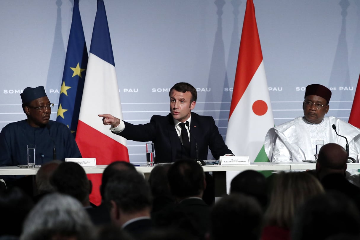 Idriss Déby Itno, Emmanuel Macron et Mahamadou Issoufou, lors du sommet de Pau, en France, le 13 janvier 2020. © Guillaume Horcajuelo/AP/SIPA