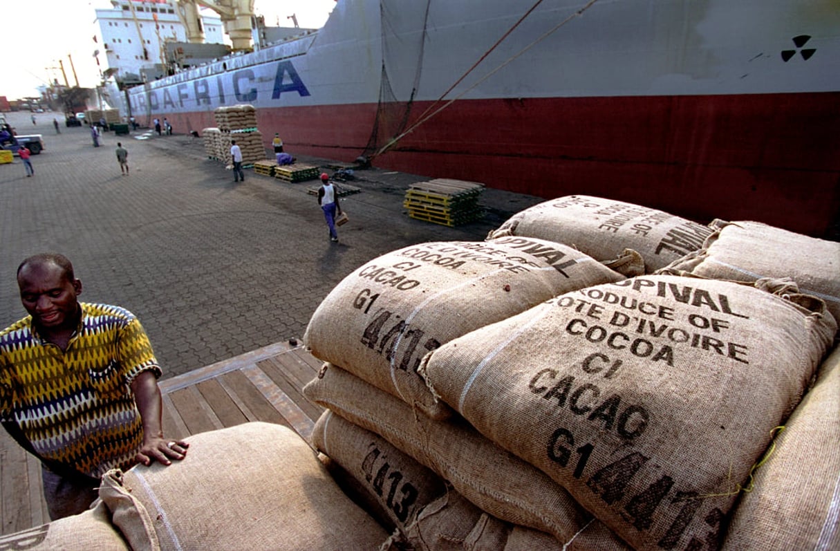 Seuls 6 % des 100 milliards de dollars générés chaque année dans le monde reviennent aux cacaoculteurs. Ici, le port d’Abidjan. © Sven TORFINN/PANOS-REA
