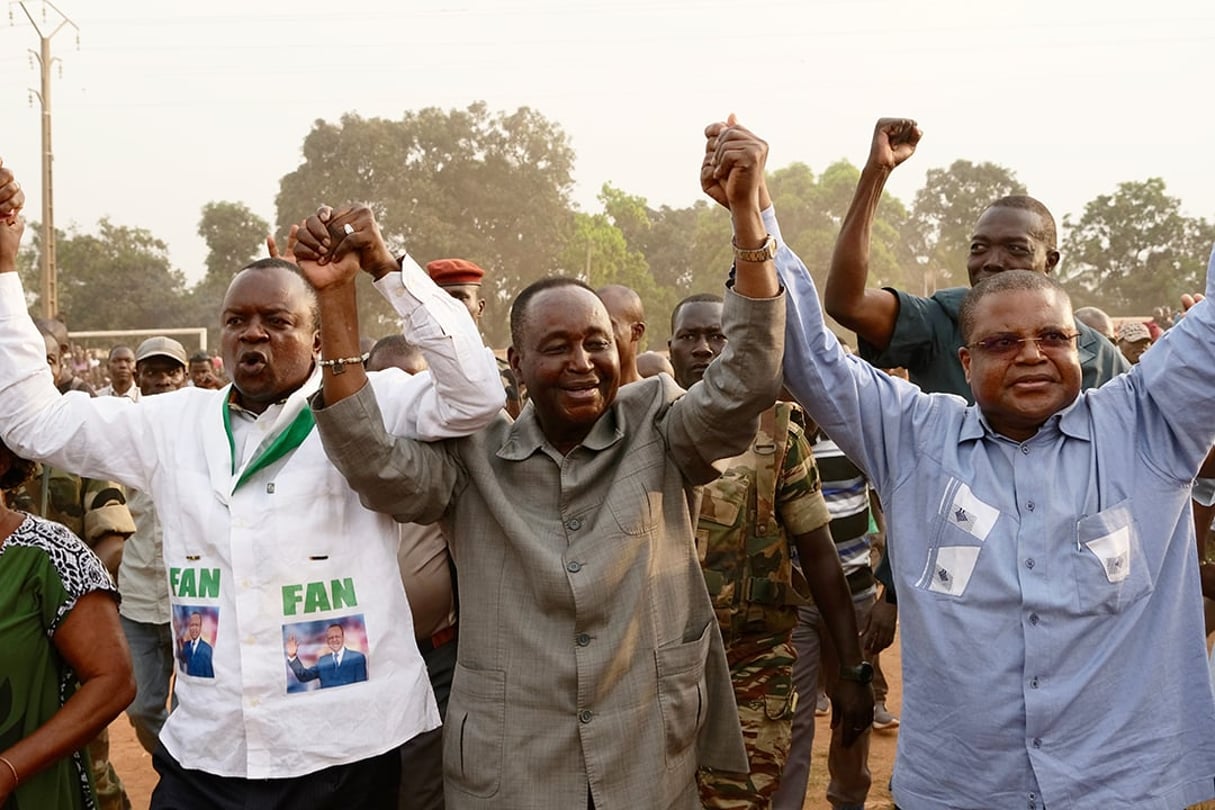 Ferdinand-Alexandre Nguendet (à gauche) et l’ex-président François Bozizé (au centre) à Bangui, le 24 novembre 2020. © Camille LAFFONT/AFP