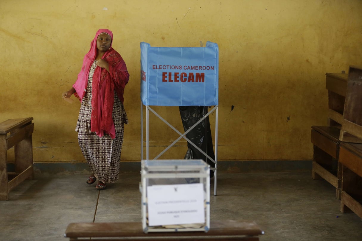 Dans un bureau de vote de Yaoundé, lors de la présidentielle de 2018 (illustration). © Sunday Alamba/AP/SIPA